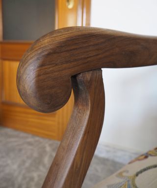 Sillón de madera antiguo restaurado