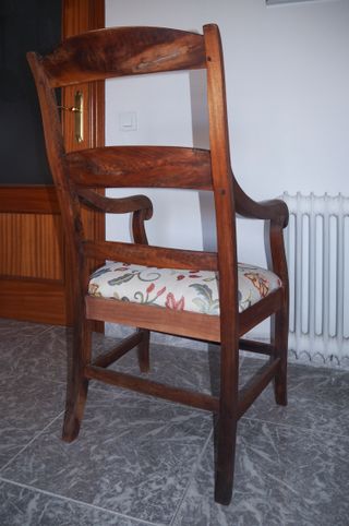 Sillón de madera antiguo restaurado