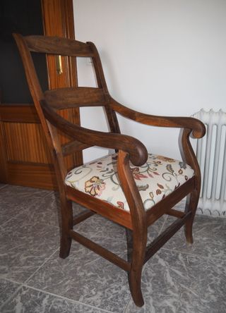 Sillón de madera antiguo restaurado