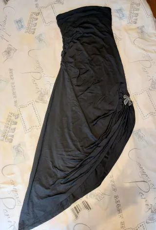 Vestido Negro Asimétrico con Broche Joya