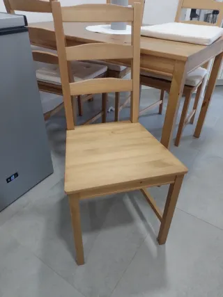 Mesa de madera con 4 sillas y cojines