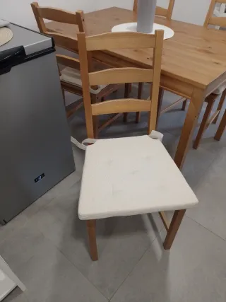 Mesa de madera con 4 sillas y cojines