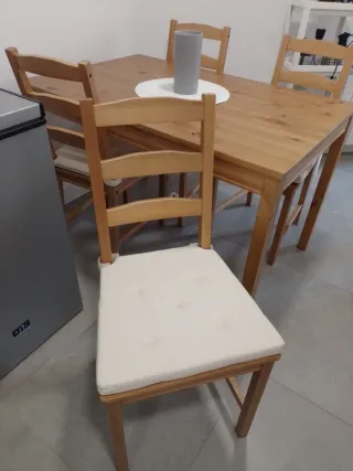 Mesa de madera con 4 sillas y cojines