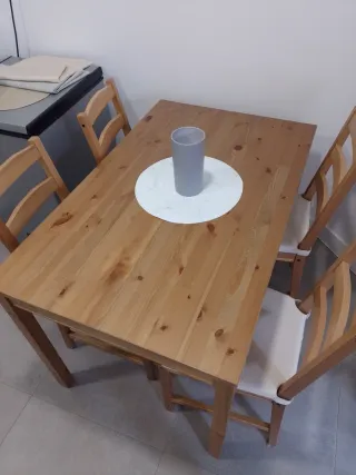Mesa de madera con 4 sillas y cojines
