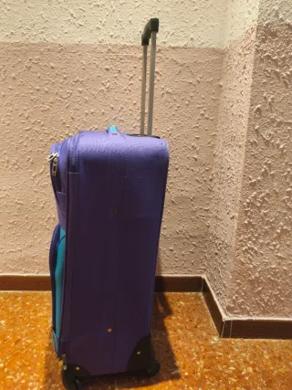 Maleta de viaje morada y turquesa