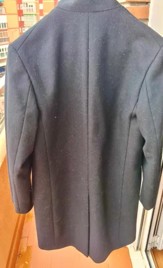 Abrigo de paño, corte asimétrico, Zara negro.