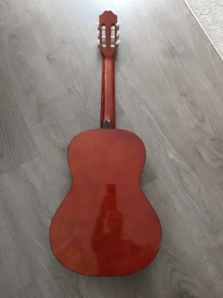 Guitarra Sonora con funda y afinador de tubo.