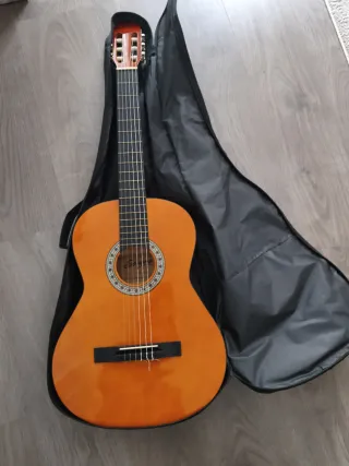 Guitarra Sonora con funda y afinador de tubo.