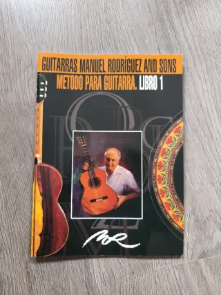 Guitarra Sonora con funda y afinador de tubo.