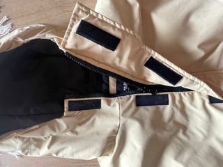 Abrigo amarillo claro tipo canguro