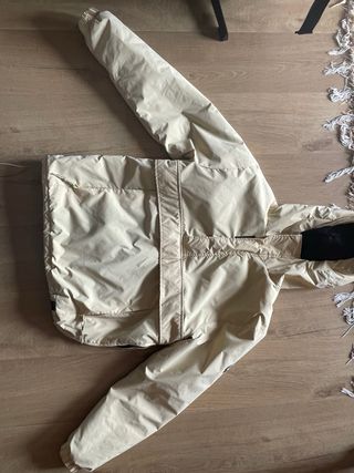 Abrigo amarillo claro tipo canguro