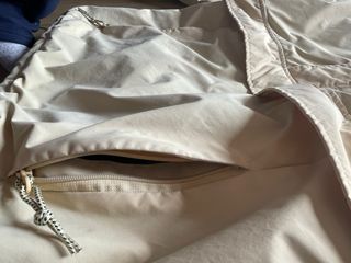 Abrigo amarillo claro tipo canguro