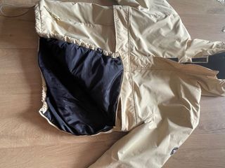 Abrigo amarillo claro tipo canguro