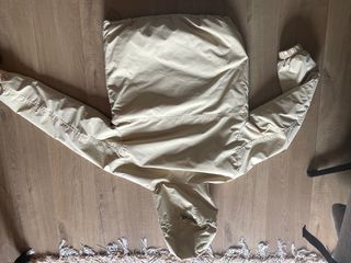 Abrigo amarillo claro tipo canguro