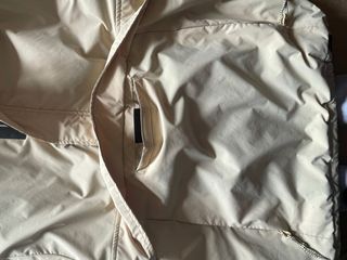 Abrigo amarillo claro tipo canguro