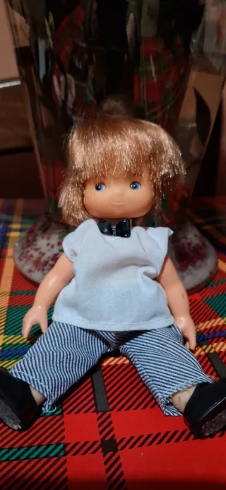 Bambola vintage con vestito e pantaloni