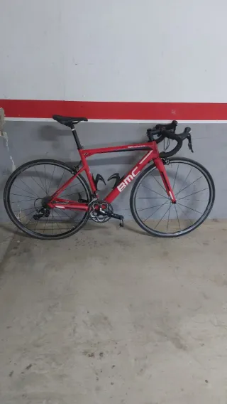 Bicicleta de carretera BMC Roja