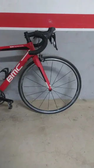 Bicicleta de carretera BMC Roja