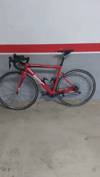 Bicicleta de carretera BMC Roja