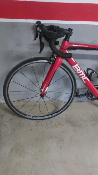 Bicicleta de carretera BMC Roja