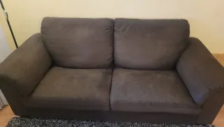Sofá de tela marrón