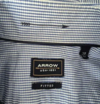 Camisa azul de cuadraditos blancos.