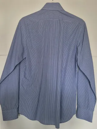 Camisa azul de cuadraditos blancos.