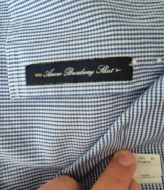 Camisa azul de cuadraditos blancos.