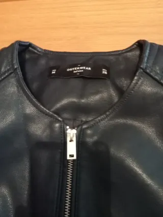 Cazadora efecto piel mujer. Azul oscuro metálico.