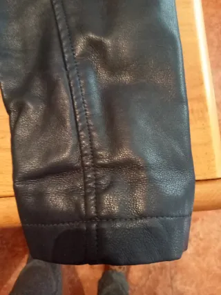 Cazadora efecto piel mujer. Azul oscuro metálico.