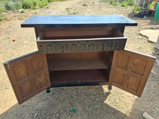 Mueble antiguo de madera oscuro