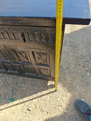 Mueble antiguo de madera oscuro