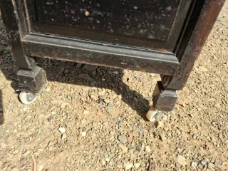 Mueble antiguo de madera oscuro