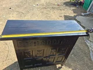 Mueble antiguo de madera oscuro