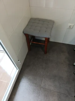 Banqueta de cocina madera. Regalo cojín.