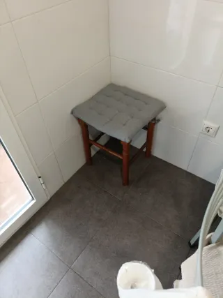 Banqueta de cocina madera. Regalo cojín.