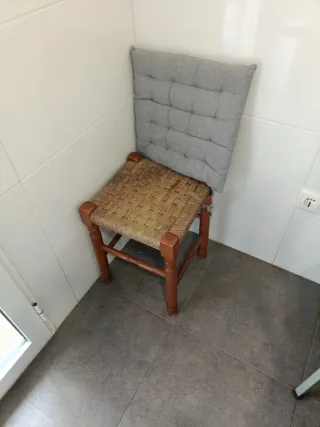 Banqueta de cocina madera. Regalo cojín.