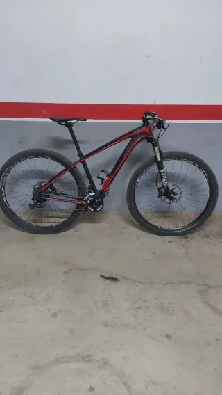 Bicicleta de Montaña KTM Negra y Roja