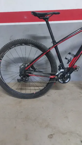 Bicicleta de Montaña KTM Negra y Roja