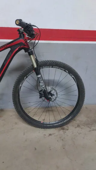 Bicicleta de Montaña KTM Negra y Roja