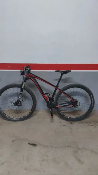 Bicicleta de Montaña KTM Negra y Roja