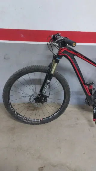 Bicicleta de Montaña KTM Negra y Roja