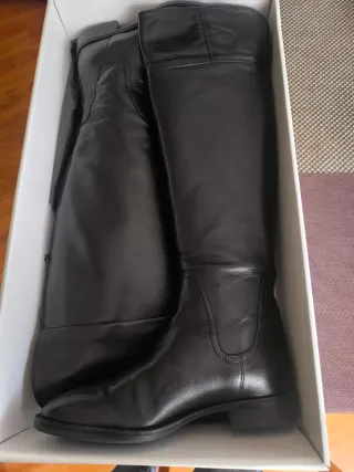 Botas altas de piel negras