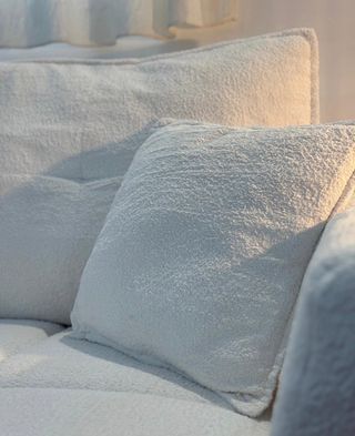 Sofá y mesa elevable blancos