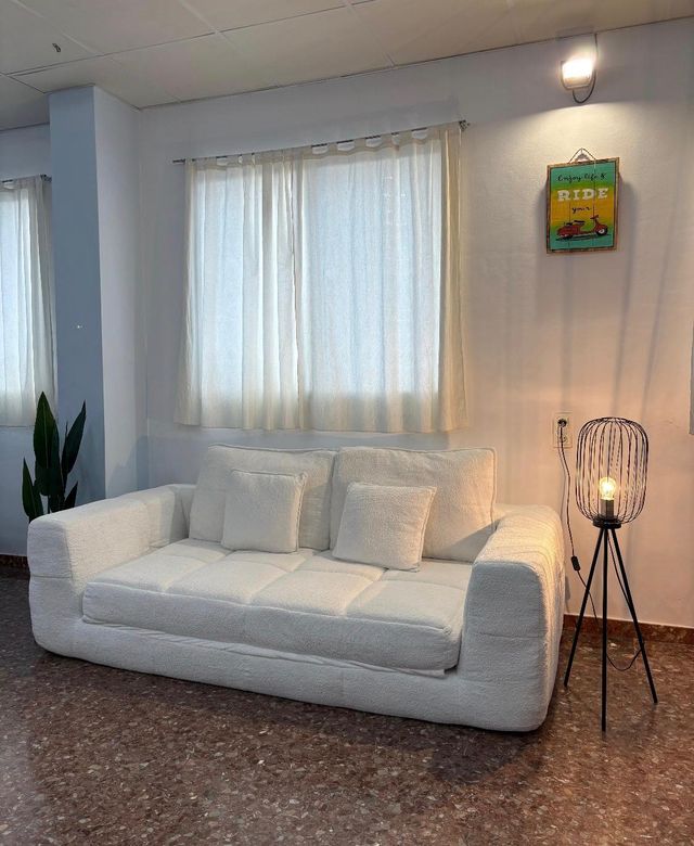 Sofá y mesa elevable blancos