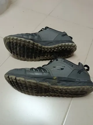 Zapatillas Skechers grises y negras