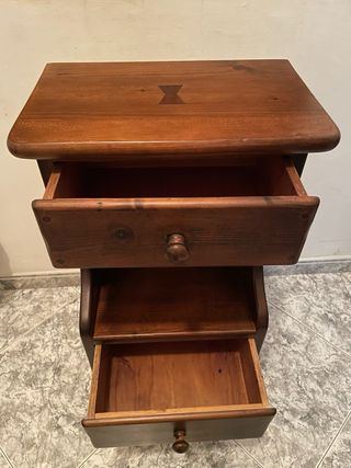 Mesita de noche alta de madera