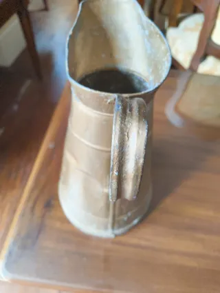 Jarra antigua de metal dorada