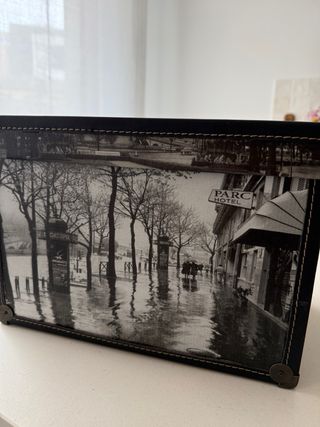 Caja de madera decorada con escenas de París
