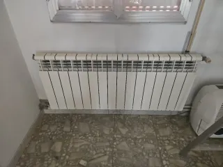 Radiador de metal blanco